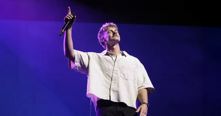 El cantautor cristiano Forrest Frank sorprendió a sus seguidores al anunciar que no asistirá a las entregas de premios, afirmando que el reconocimiento terrenal es innecesario p