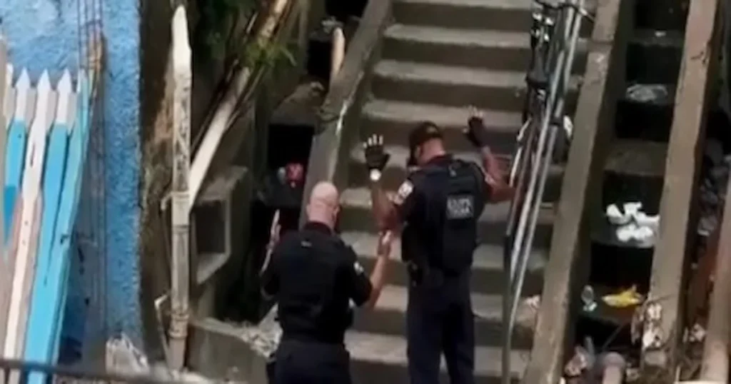 Captan en video a policías / policiais orando durante tiroteos en Río de Janeiro