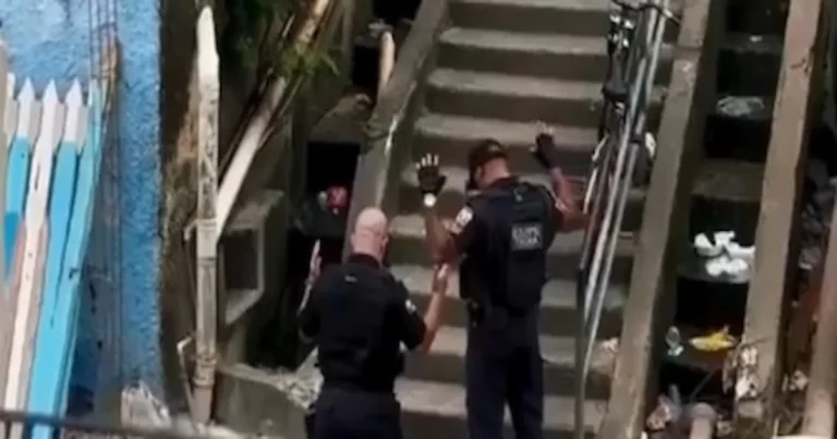 Captan en video a policías / policiais orando durante tiroteos en Río de Janeiro