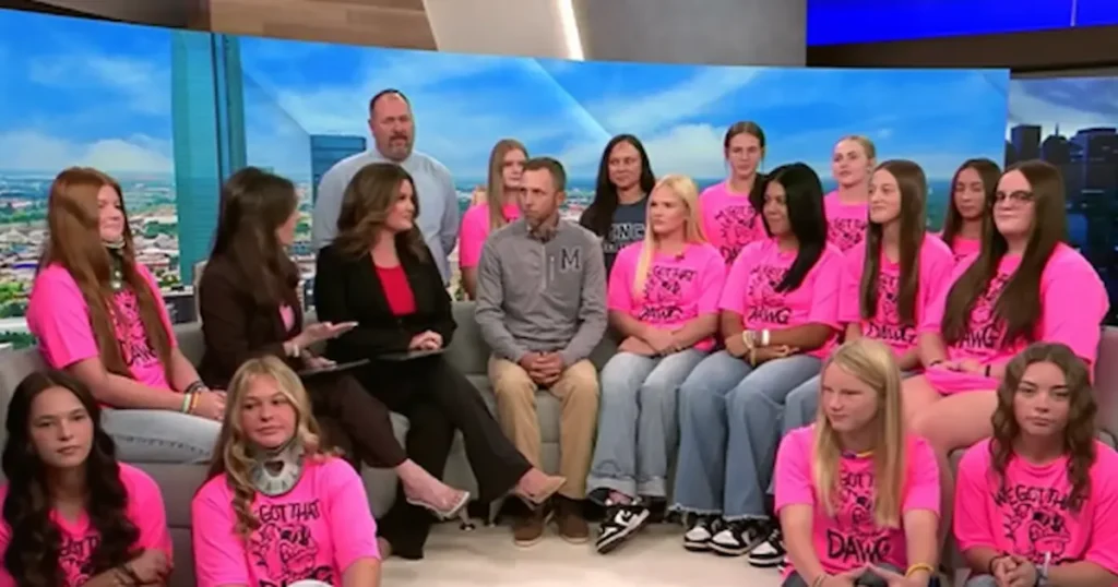 Un equipo de softbol vivió una experiencia estremecedora cuando el autobús que los transportaba volcó en la autopista estatal 152. Entre gritos