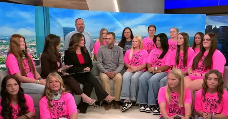 Un equipo de softbol vivió una experiencia estremecedora cuando el autobús que los transportaba volcó en la autopista estatal 152. Entre gritos