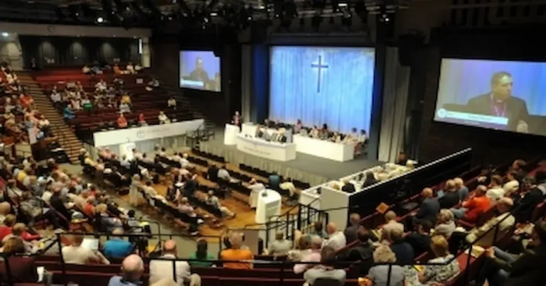 Los obispos de la Iglesia de Inglaterra han decidido no avanzar con el ensayo de servicios de bendición independientes para parejas del mismo sexo,