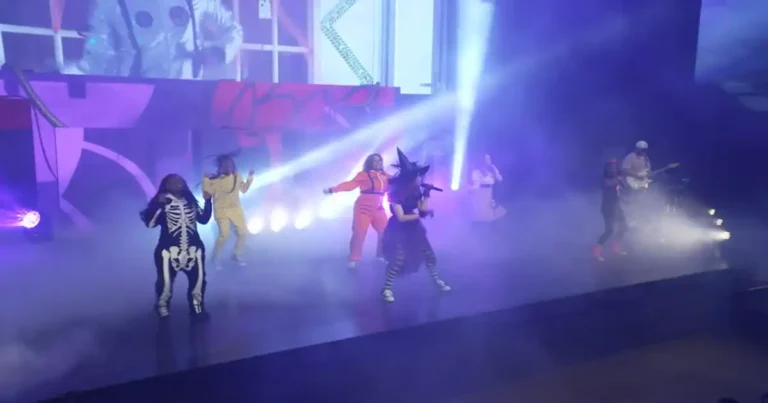 Iglesia / igreja exhibe brujas y esqueletos en culto con temática de Halloween