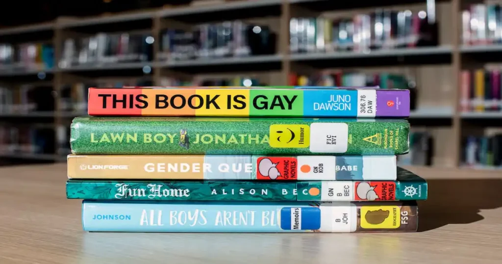 Juez avala que escuelas de Florida puedan excluir libros LGBT