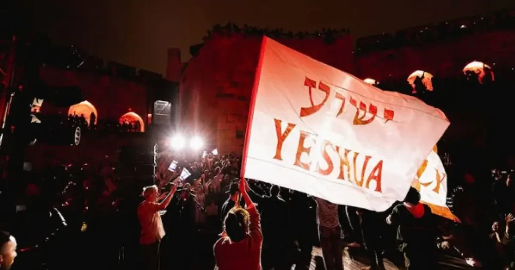 Mais de mil cristãos se reuniram na histórica Torre de David, em Jerusalém, no início de outubro, para elevar o nome de Jesus em um momento de fé