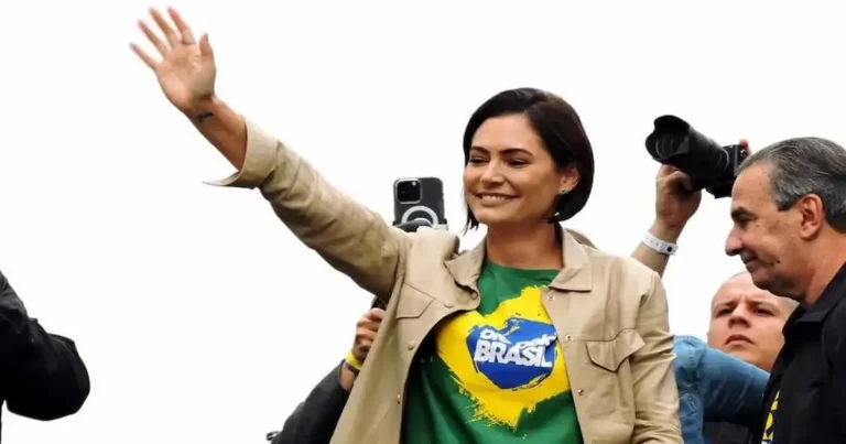 A ex-primeira-dama do Brasil, Michelle Bolsonaro, conhecida por sua firme fé evangélica e defesa dos valores cristãos, voltou a ganhar destaque nacional