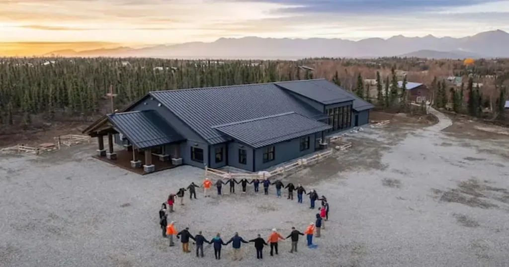 El pasado domingo 12, la misión Samaritan’s Purse celebró la inauguración de la Iglesia Bíblica de Lake Clark en la remota comunidad de Port Alsworth, Alaska.