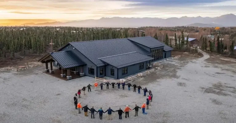 El pasado domingo 12, la misión Samaritan’s Purse celebró la inauguración de la Iglesia Bíblica de Lake Clark en la remota comunidad de Port Alsworth, Alaska.