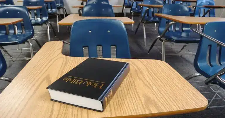 El nuevo superintendente estatal de Instrucción Pública de Oklahoma, Lindel Fields, anunció la eliminación del controvertido mandato que requería la presencia de Biblias