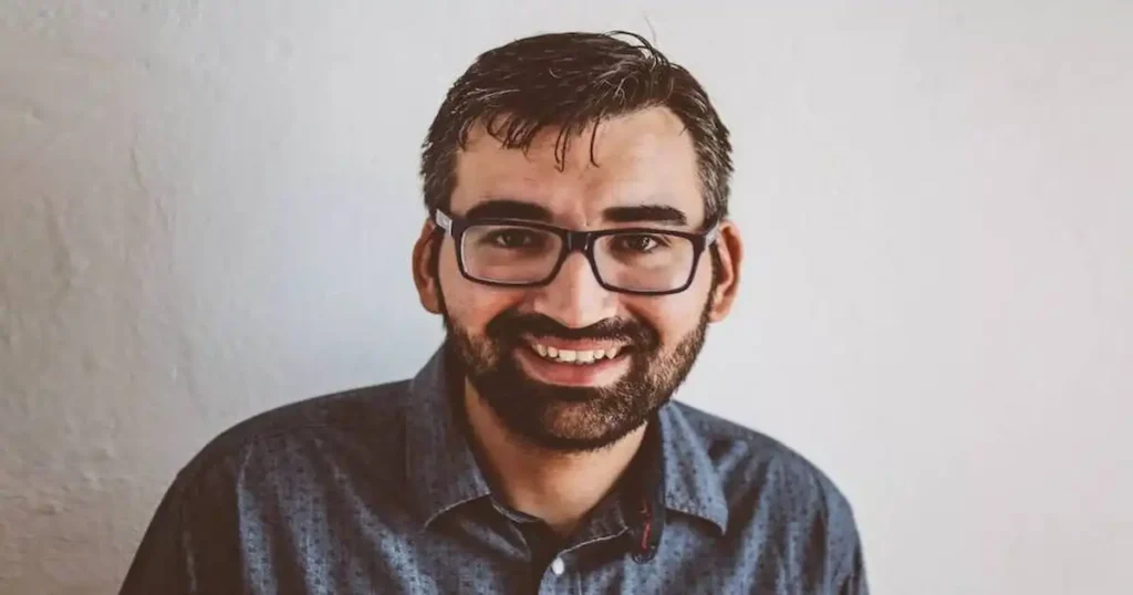 Tachan de grave conducta de Alex Sampedro, activan atención a “mujeres afectadas”