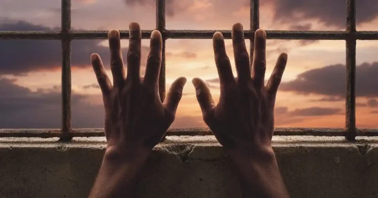 Terroristas hallan a Cristo en prisión y se forman iglesias