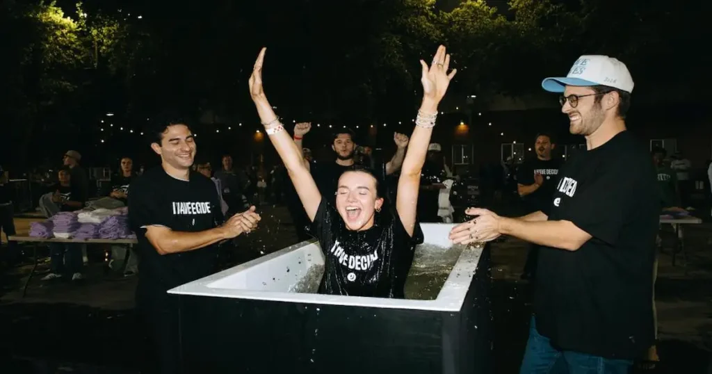 Foto de seguidores de Cristo bautizándose