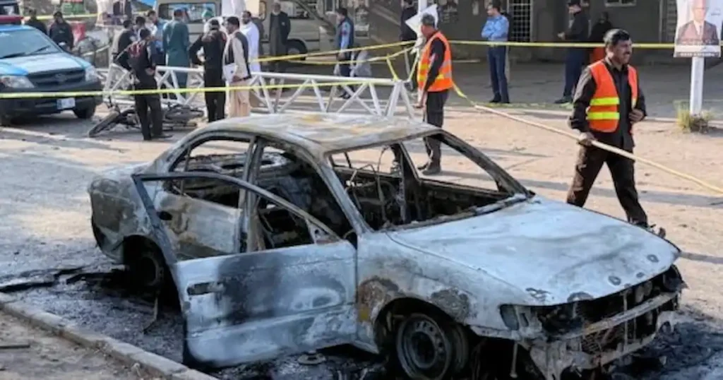 Atentado suicida mata a 12 personas y hiere a decenas de civiles en Pakistán