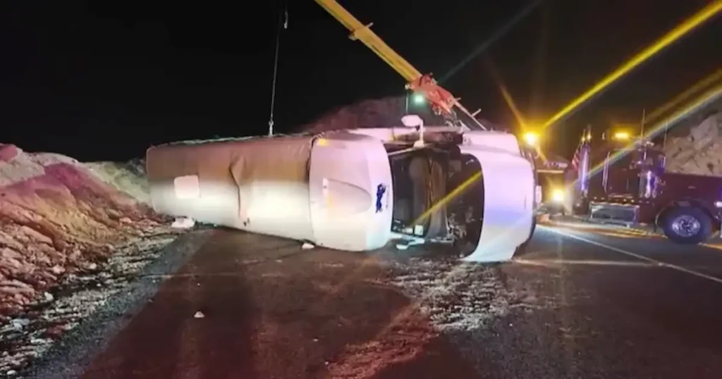 Autobús de iglesia se vuelca dejando más de 20 heridos