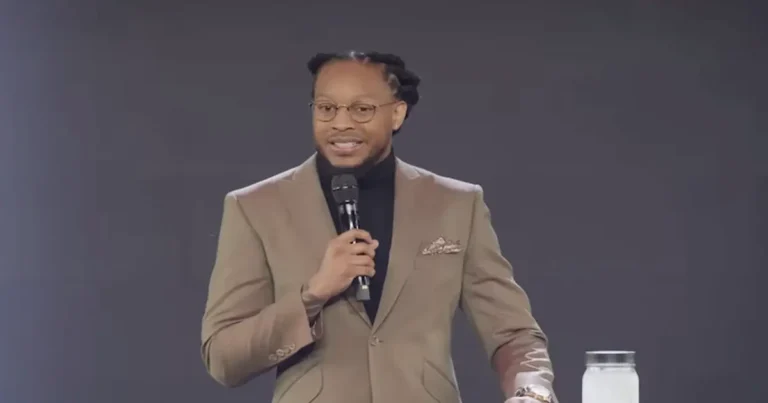 Lovy Elias, el autodenominado “profeta” y fundador de Revelation Church LA, enfrenta una demanda en el Tribunal Superior de California presentada