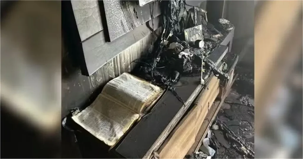 Durante las labores de extinción, los bomberos hallaron una Biblia en sorprendente buen estado, pese a la intensidad del fuego.