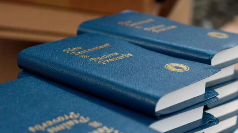 En un giro sorprendente, la alcaldía de Curitiba, Brasil, ha dado luz verde para que se comience a distribuir ejemplares del Nuevo Testamento