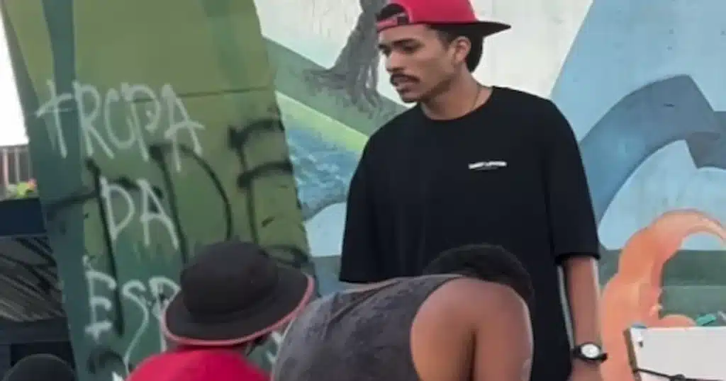 Foto de evangelista junto a grupo de jovens