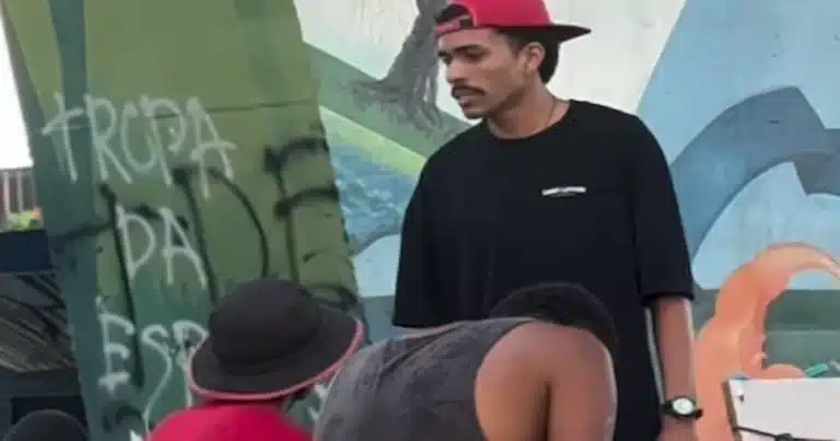 Foto de evangelista junto a grupo de jovens