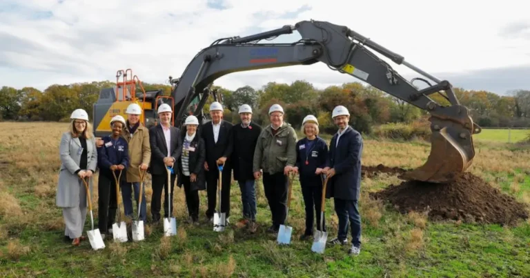 Os movimentos de terra para a construção do “Muro Eterno das Orações Respondidas” já começaram perto de Coleshill, entre as autoestradas M6 e M42, nos arredores