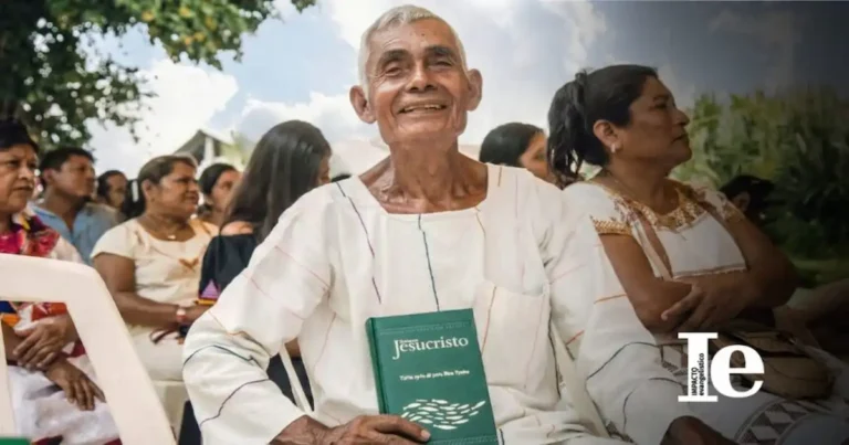 Con 87 años agradece a Dios por traducir la Biblia para su tribu
