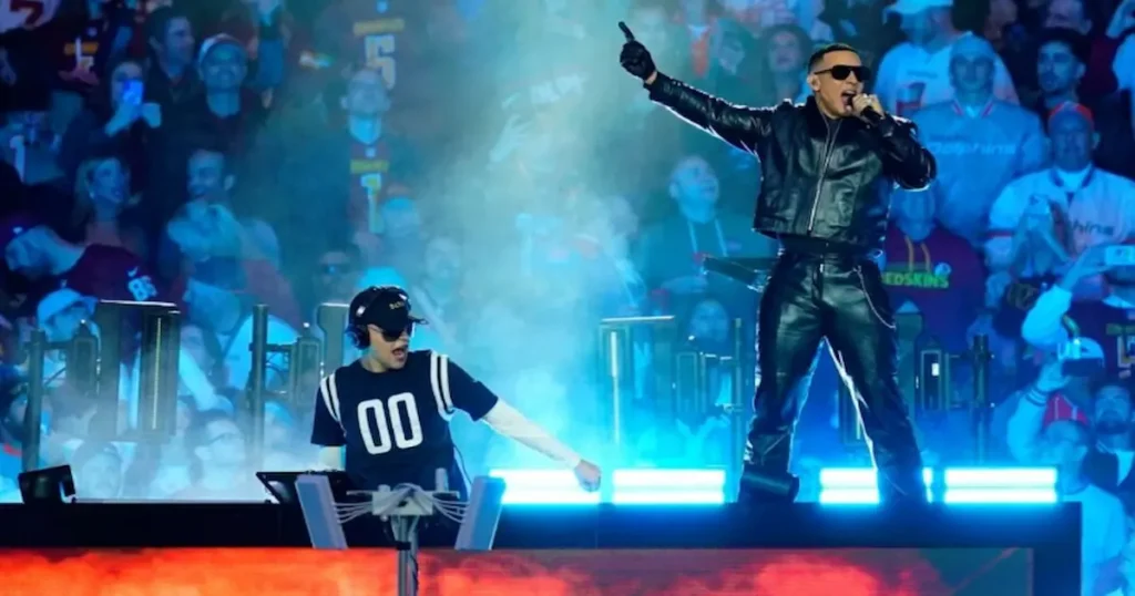 El icónico cantante puertorriqueño Daddy Yankee sorprendió al público durante el medio tiempo del primer partido oficial de la NFL en España,