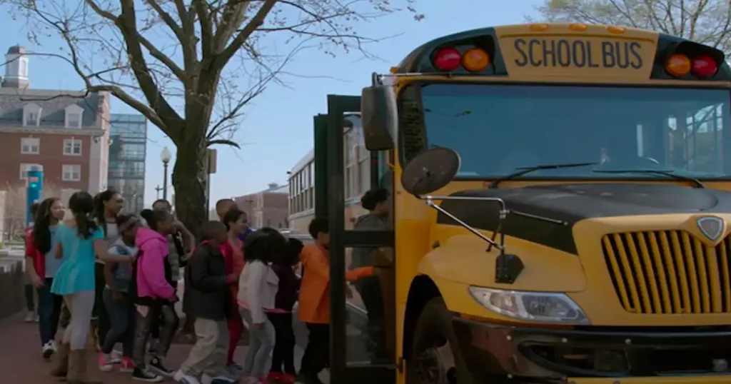 Escuela asigna compañero de cama varón a niña en excursión y padres demandan