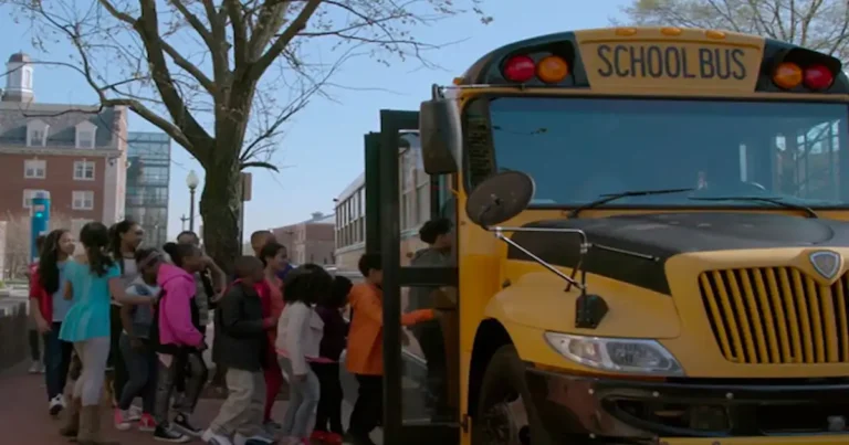 Escuela asigna compañero de cama varón a niña en excursión y padres demandan