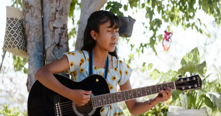 En medio de las presiones y amenazas, Alicia encontró refugio en la música y la oración. Su habitación se convirtió en un espacio de encuentro espiritual,