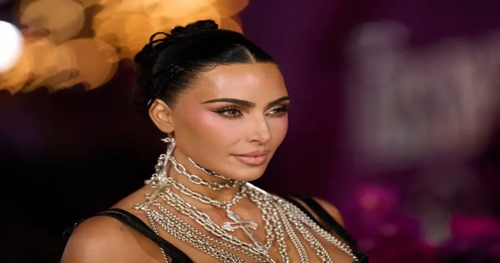 Kim Kardashian paga 80 mil dólares para recuperar la Biblia de su padre