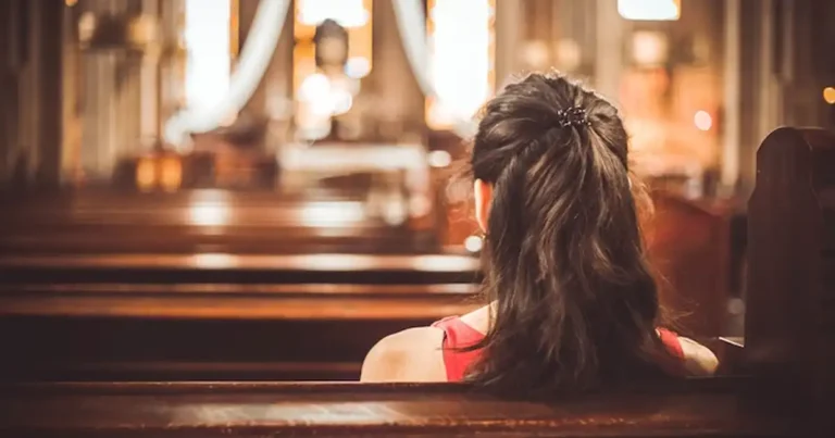 Madre soltera lucha contra orden que prohíbe llevar su hija a iglesia