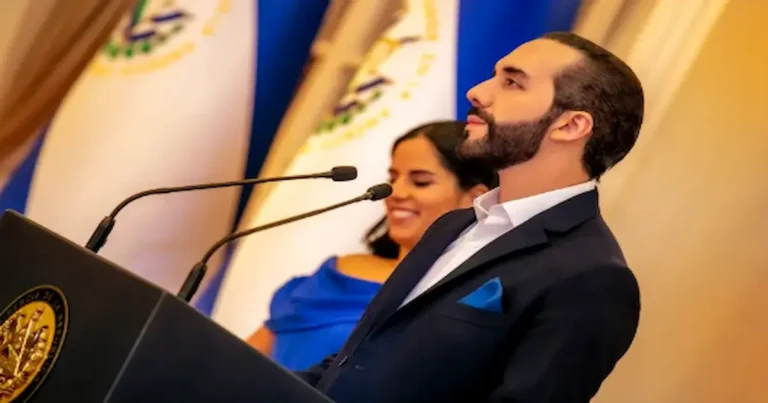 El punto de quiebre llegó en 2019, cuando Nayib Bukele asumió la presidencia y lanzó el “Plan Control Territorial”, una estrategia que transformó el país