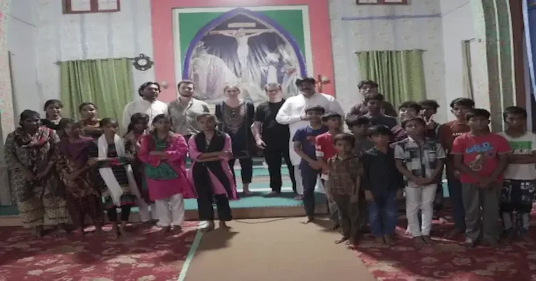 Sacerdote rescata a cristianos en Pakistán que nacen esclavos