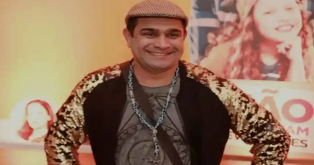 El humorista brasileño Evandro Santo, reconocido en todo el país por su personaje Christian Pior en la popular serie Pânico, ha vuelto a ser noticia