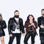 Foto de John Cooper junto a los miembros de la agrupación Skillet