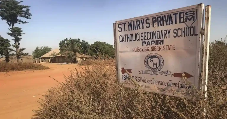 Letrero de la Escuela Secundaria Católica Privada St Mary's, en el municipio de Agwarra, Nigeria.
