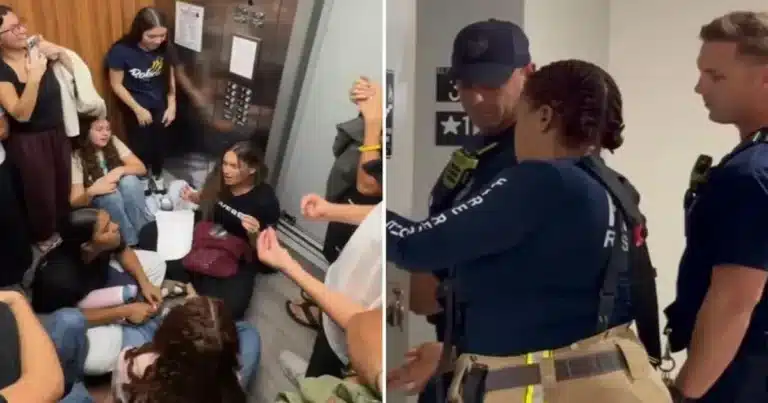 Foto de personas orando en un ascensor