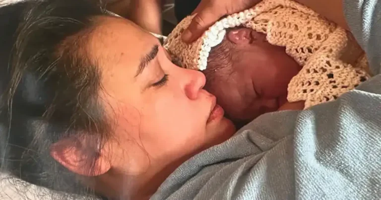 Foto de una madre junto a su hija. Foto para noticia sobre cómo los padres son separados de sus hijos.