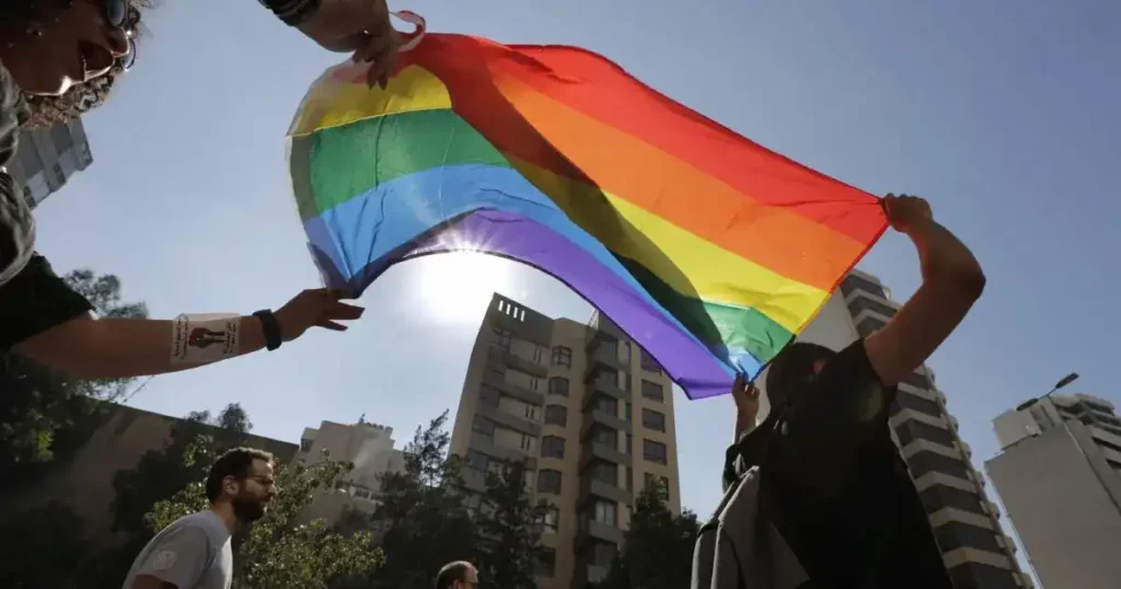 'Blasfemo' Estudiantes cristianos condenan la natividad LGBTQ de universidad