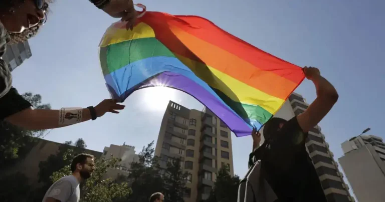 'Blasfemo' Estudiantes cristianos condenan la natividad LGBTQ de universidad