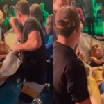 Cargan a su amigo paralítico para que pueda bautizarse