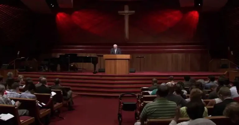 Demandan a la iglesia que lideró John MacArthur por encubrir abusos