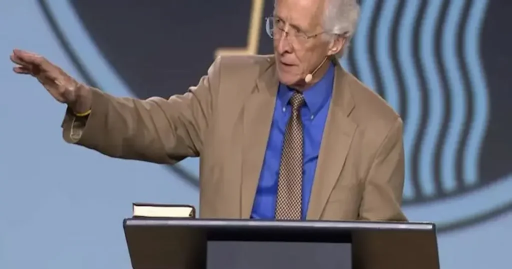 En una reciente edición del podcast Ask Pastor John, el teólogo y pastor John Piper abordó una pregunta que inquieta a muchos creyentes: ¿es pecado