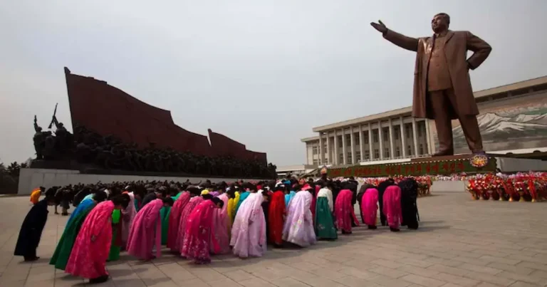 El régimen norcoreano, liderado por Kim Jong-un, ha intensificado su control sobre la actividad religiosa, afirmando haber “prácticamente exterminado” las iglesias