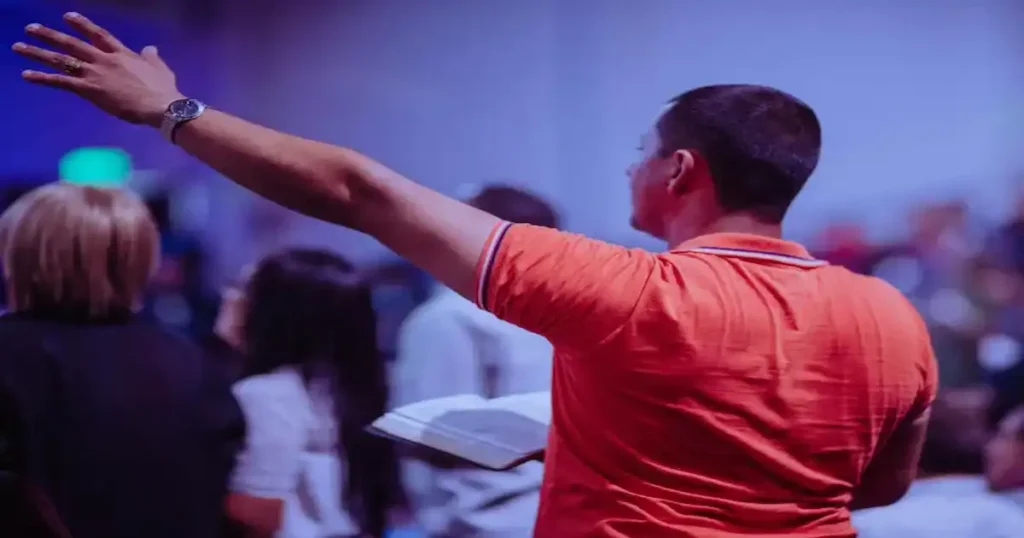 Estudio revela por qué unos dejan la fe infantil de adultos y otros no