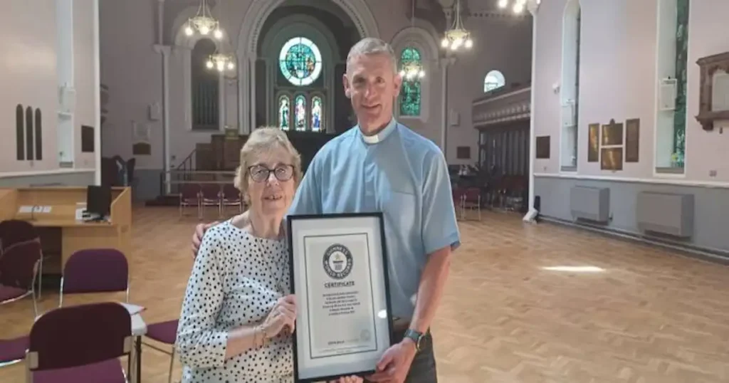 Otorgan Guinness a la maestra de escuela dominical con más años de servicio