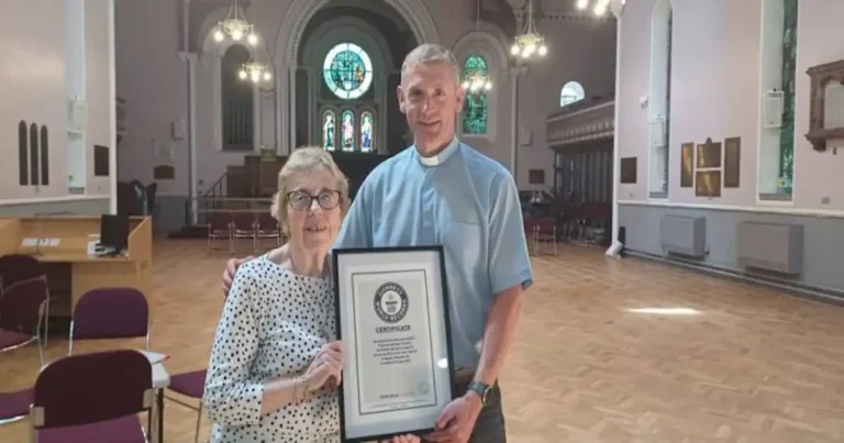 Otorgan Guinness a la maestra de escuela dominical con más años de servicio