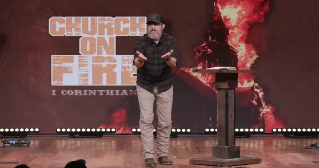 Pastor compara a los que no diezman con hombres homosexuales