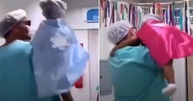 Foto de pediatra cargando niños