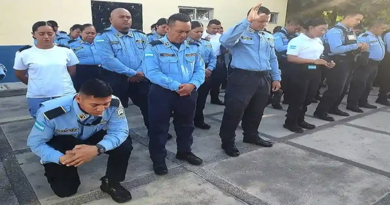 Policías hondureños fortalecen su labor con jornada espiritual